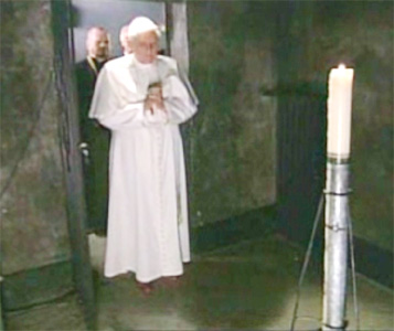 Papież Benedykt XVI w celi śmierci św. Maksymiliana.